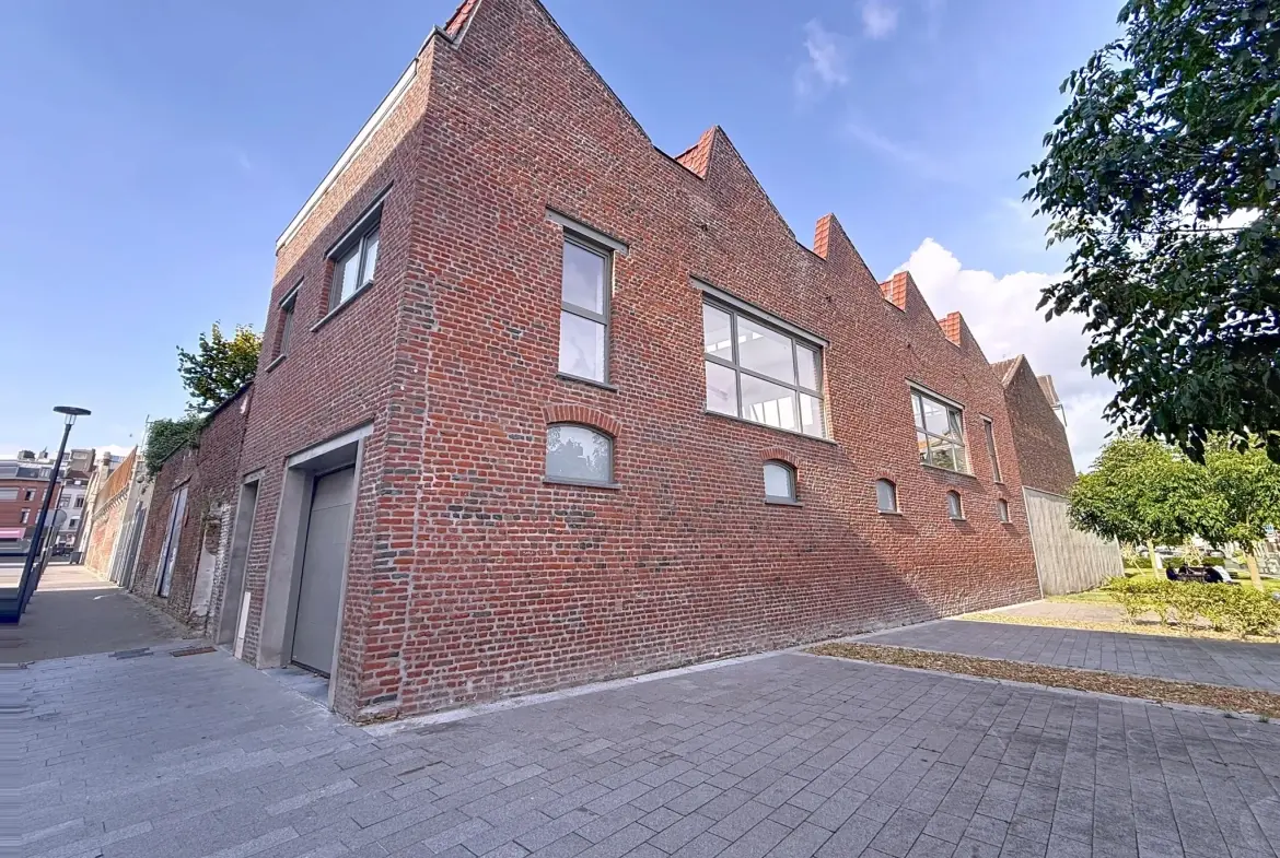 Luxueux loft rénové de 125 m² au centre de Roubaix avec terrasse et parking 