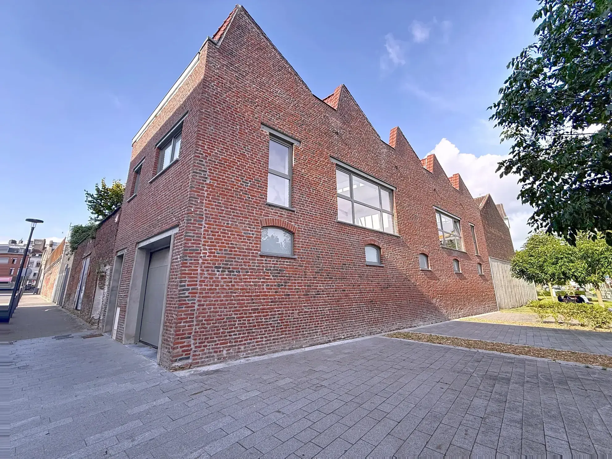 Luxueux loft rénové de 125 m² au centre de Roubaix avec terrasse et parking 