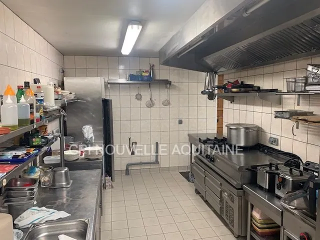 Fonds de commerce bar-restaurant à Bordeaux Belcier avec licence 4 et cour arrière 
