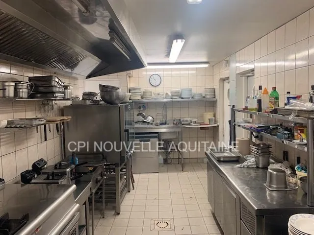 Fonds de commerce bar-restaurant à Bordeaux Belcier avec licence 4 et cour arrière 