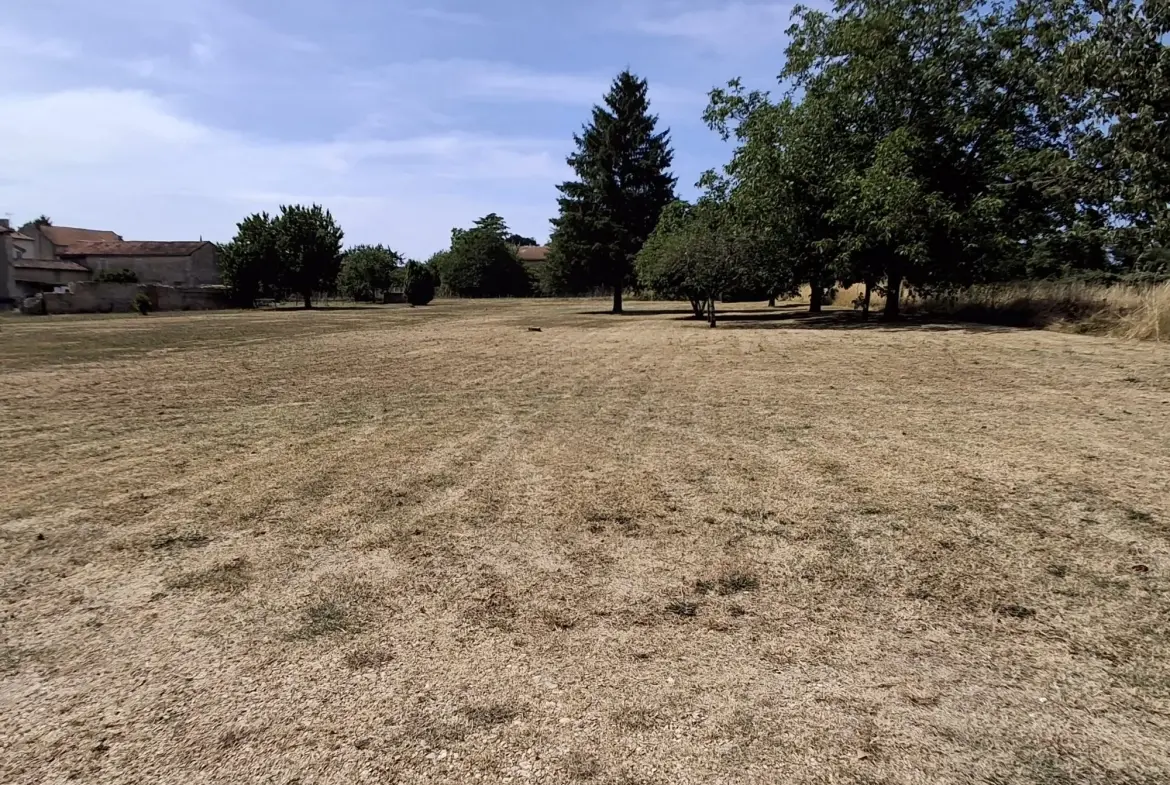 Terrain constructible non viabilisé à Aunac - Opportunité à saisir 