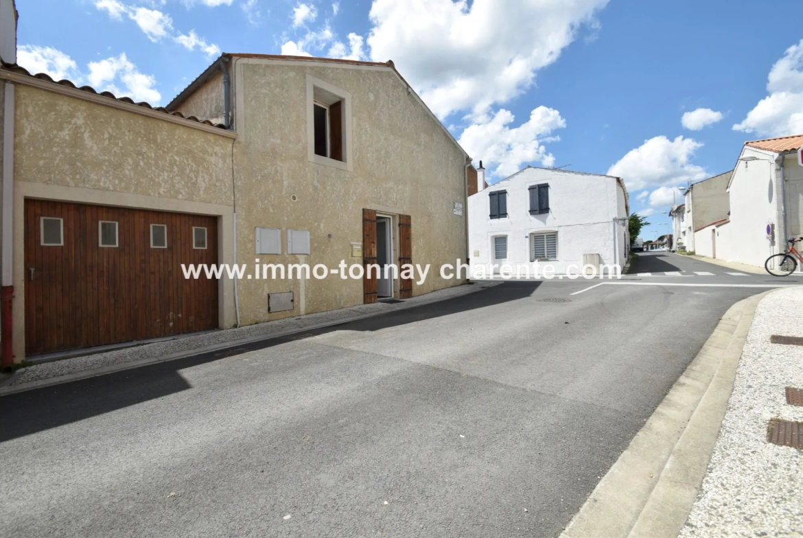Maison à vendre à Tonnay-Charente avec 3 chambres, garage et jardin - Opportunité 