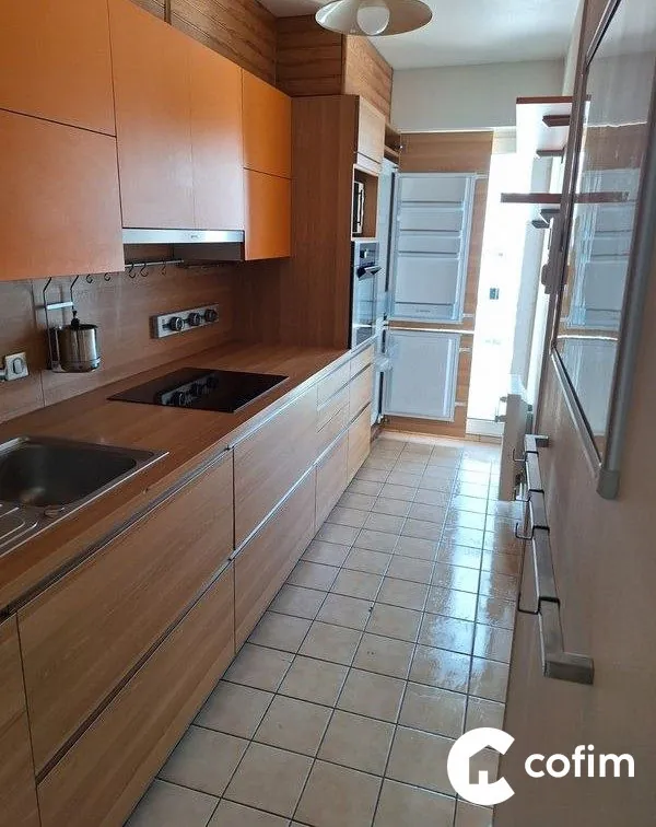 Appartement T2 à vendre au centre de Pau avec services et parking 