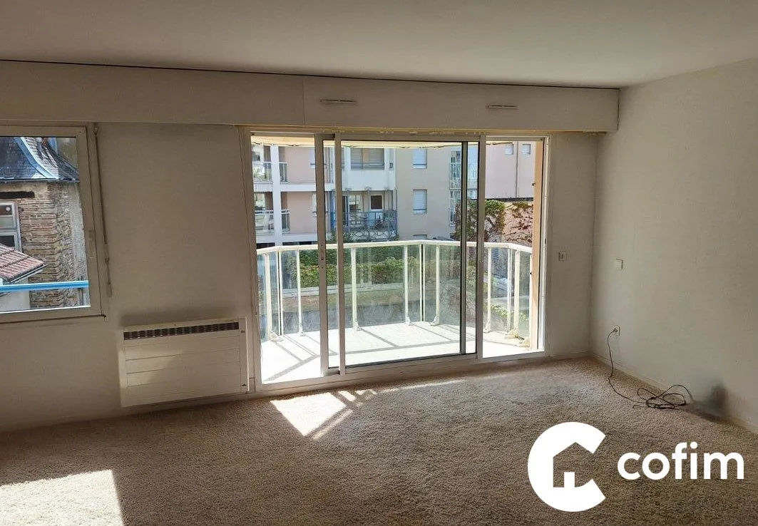 Appartement T2 à vendre au centre de Pau avec services et parking 