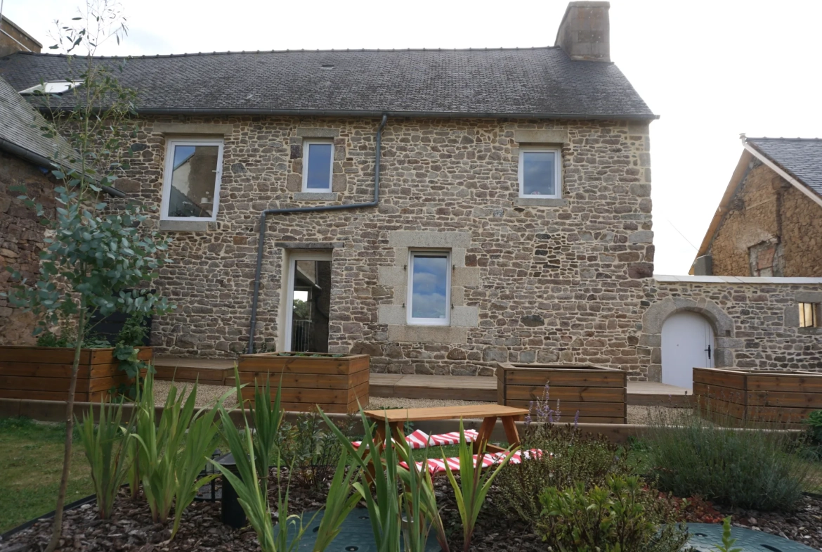 Maison en pierre rénovée avec dépendances à Yvias proche Paimpol 