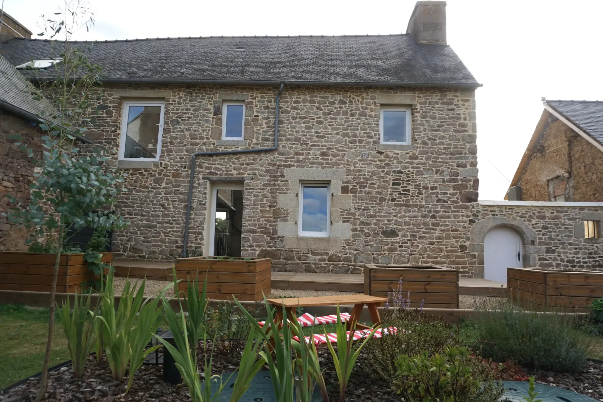 Maison en pierre rénovée avec dépendances à Yvias proche Paimpol 
