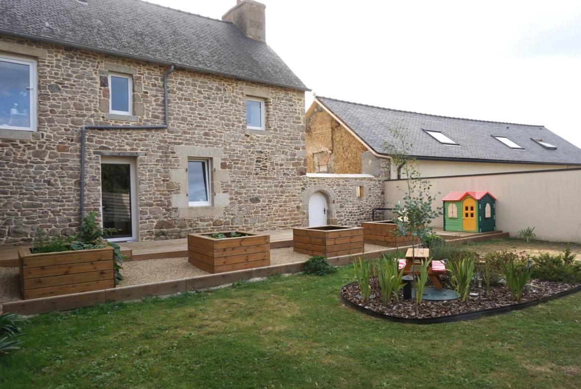 Maison en pierre rénovée avec dépendances à Yvias proche Paimpol 