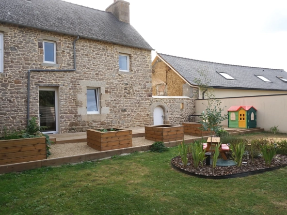 Maison en pierre rénovée avec dépendances à Yvias proche Paimpol
