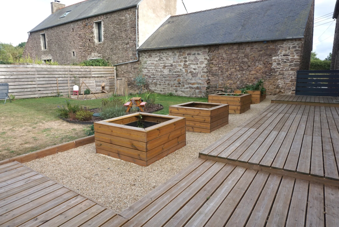 Maison en pierre rénovée avec dépendances à Yvias proche Paimpol 