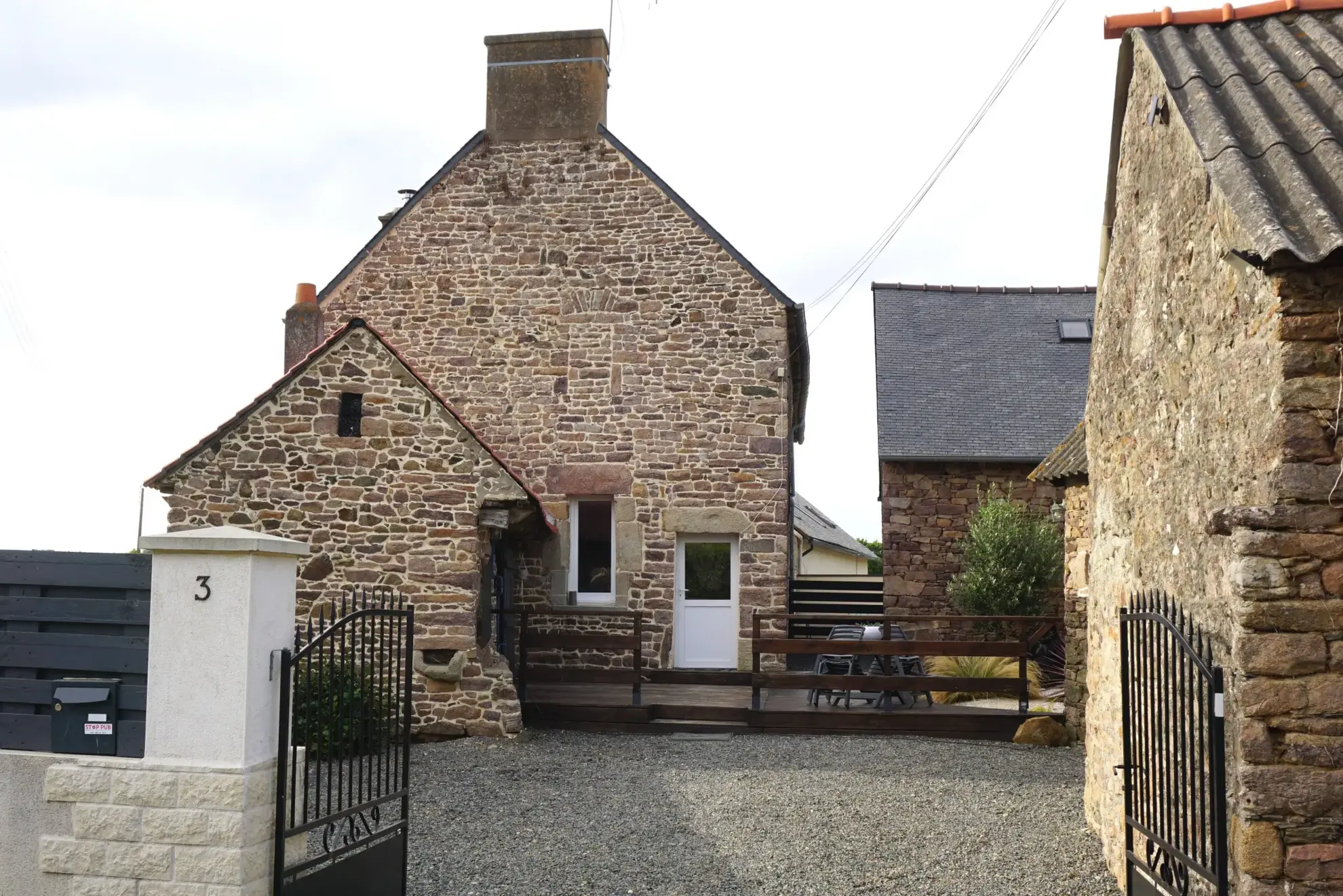 Maison en pierre rénovée avec dépendances à Yvias proche Paimpol 