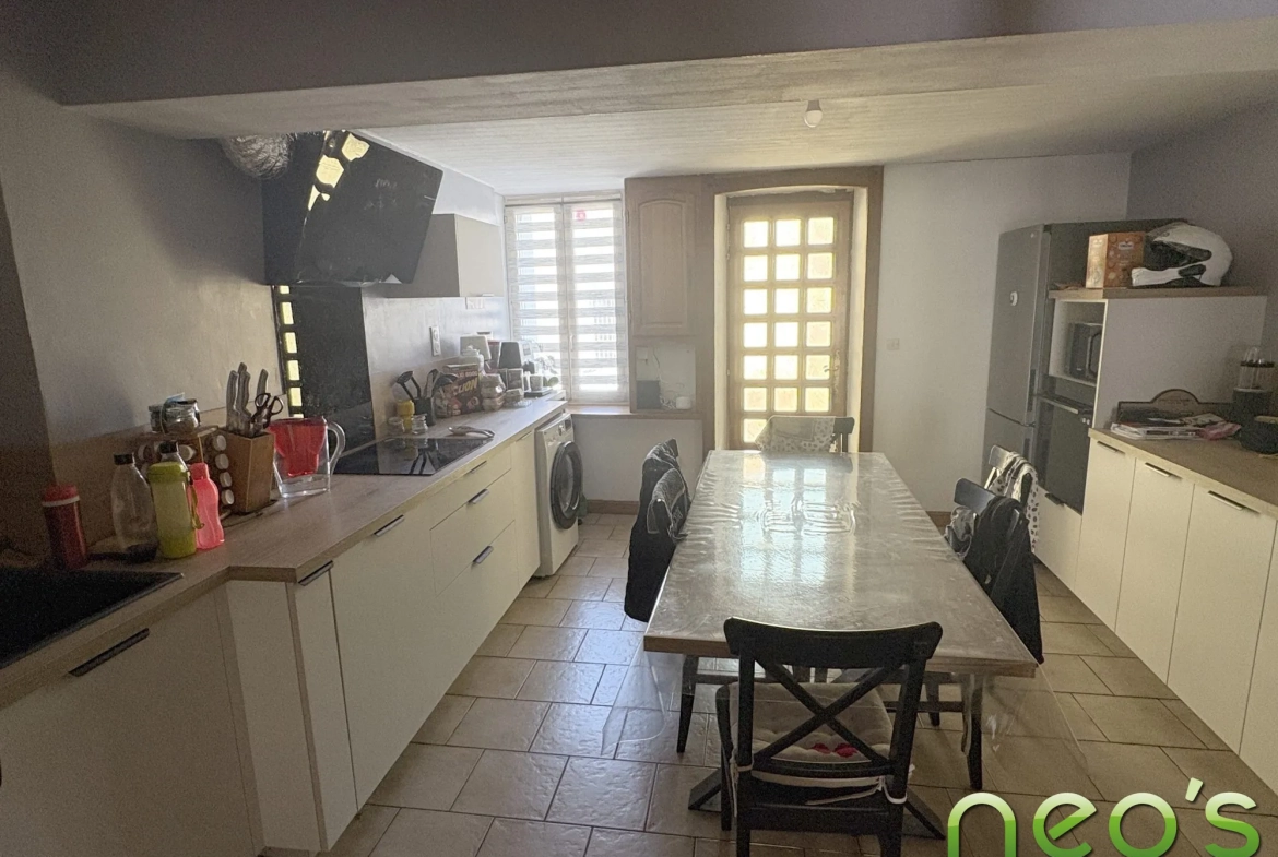 Maison de bourg à vendre à Saint-Macaire-en-Mauges de 93 m² avec cour et garage 
