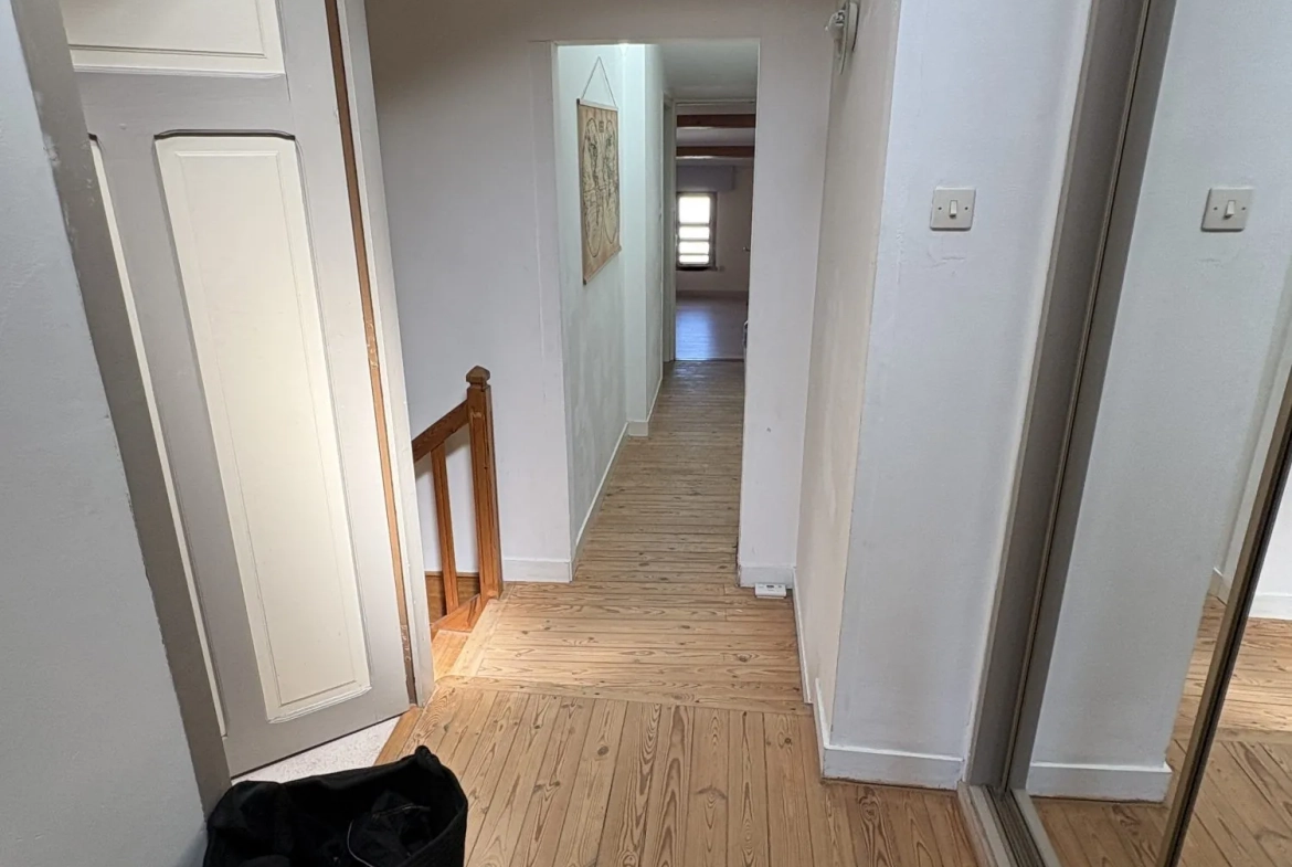 Maison de bourg à vendre à Saint-Macaire-en-Mauges de 93 m² avec cour et garage 