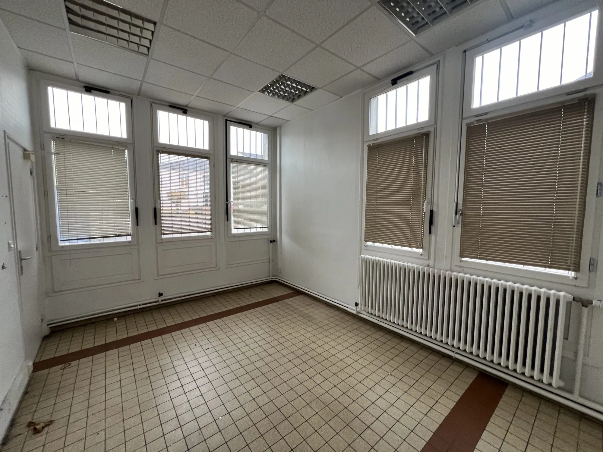 Local professionnel de 394 m² avec garages à Ligny-en-Barrois 