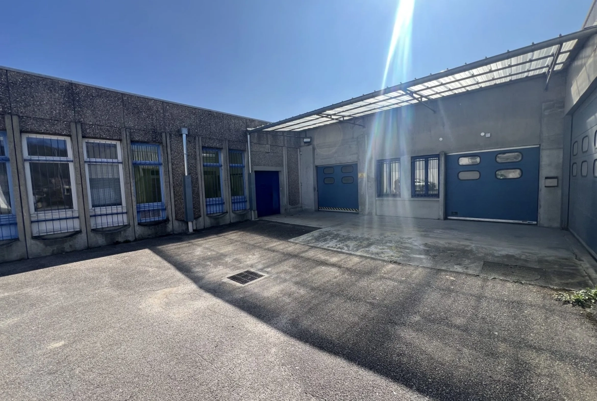 Local professionnel de 394 m² avec garages à Ligny-en-Barrois 