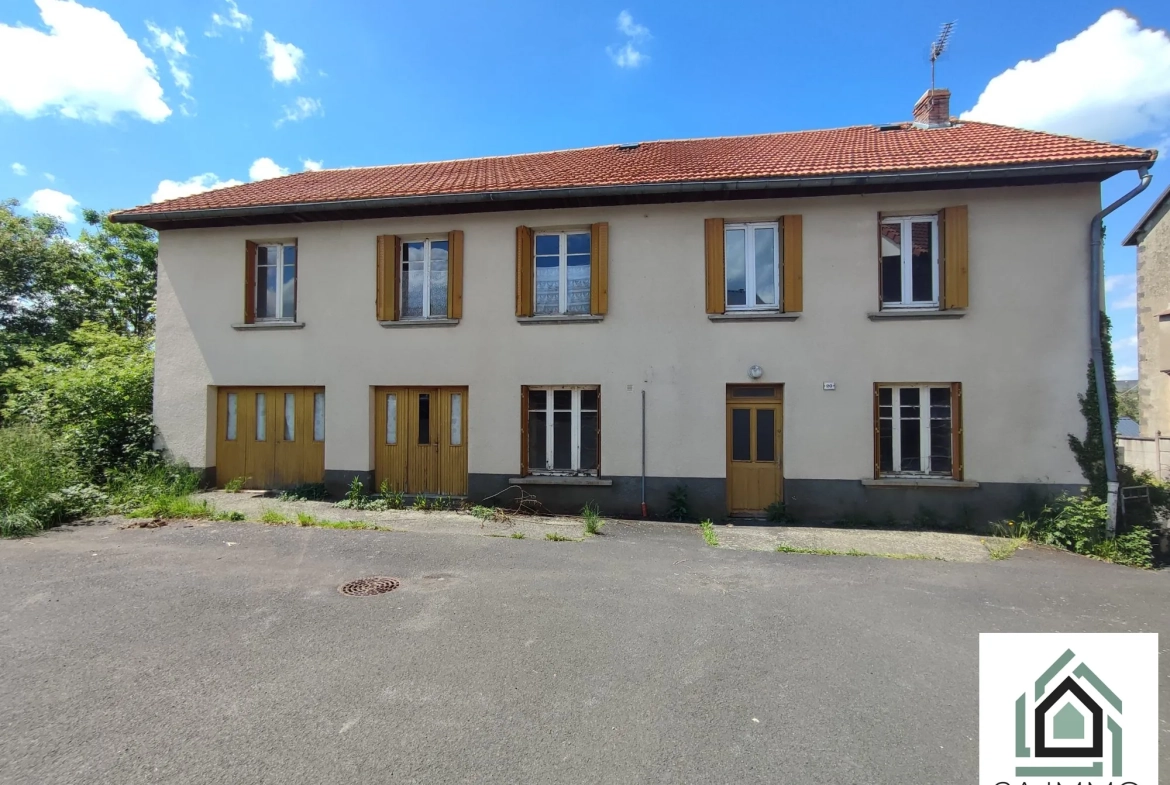 Grande maison à rénover avec dépendances à Chapdes-Beaufort 