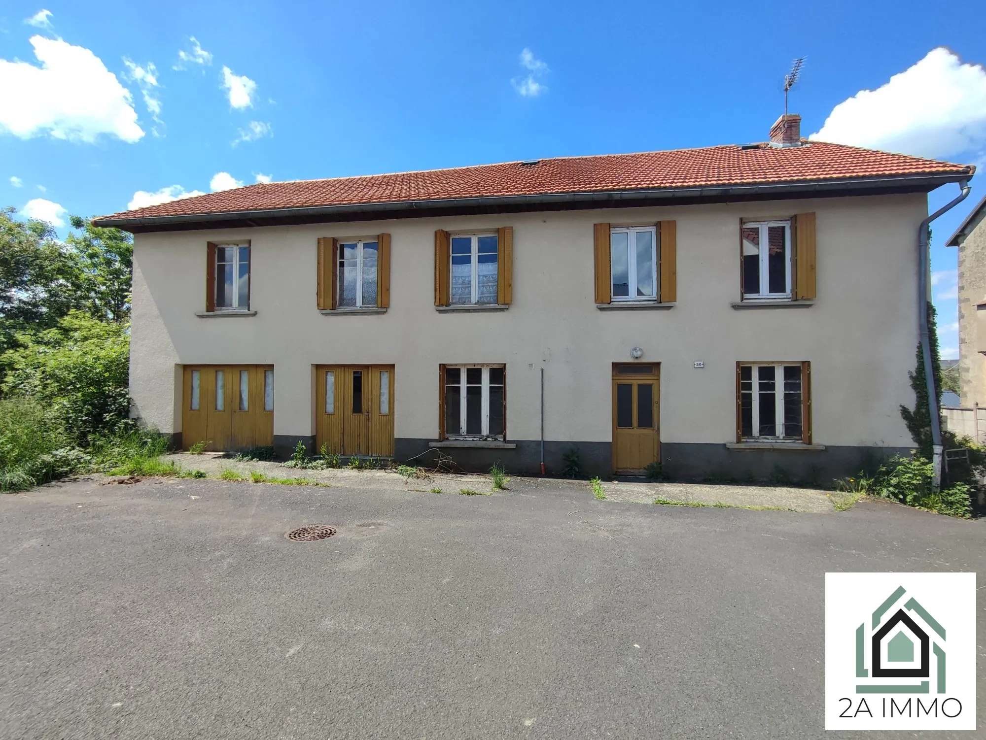 Grande maison à rénover avec dépendances à Chapdes-Beaufort 
