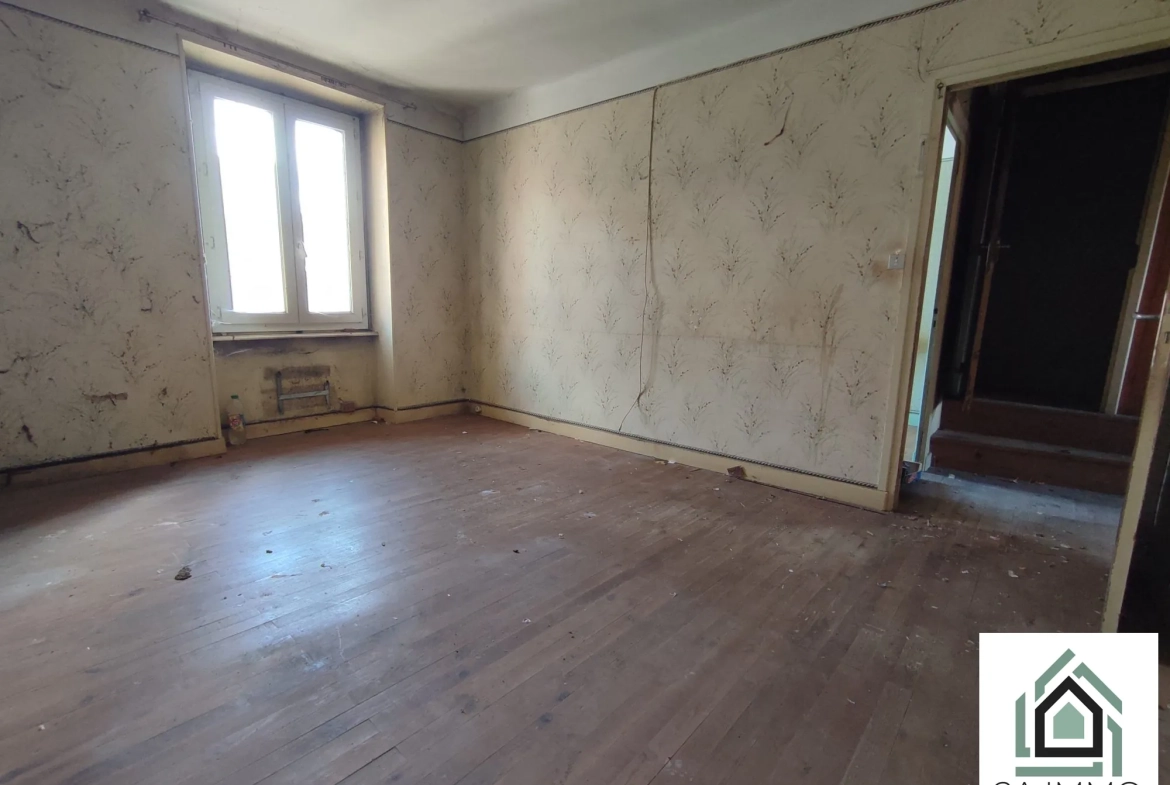 Grande maison à rénover avec dépendances à Chapdes-Beaufort 