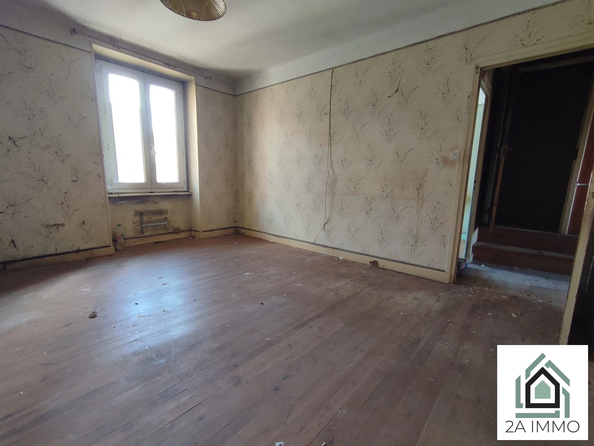 Grande maison à rénover avec dépendances à Chapdes-Beaufort 