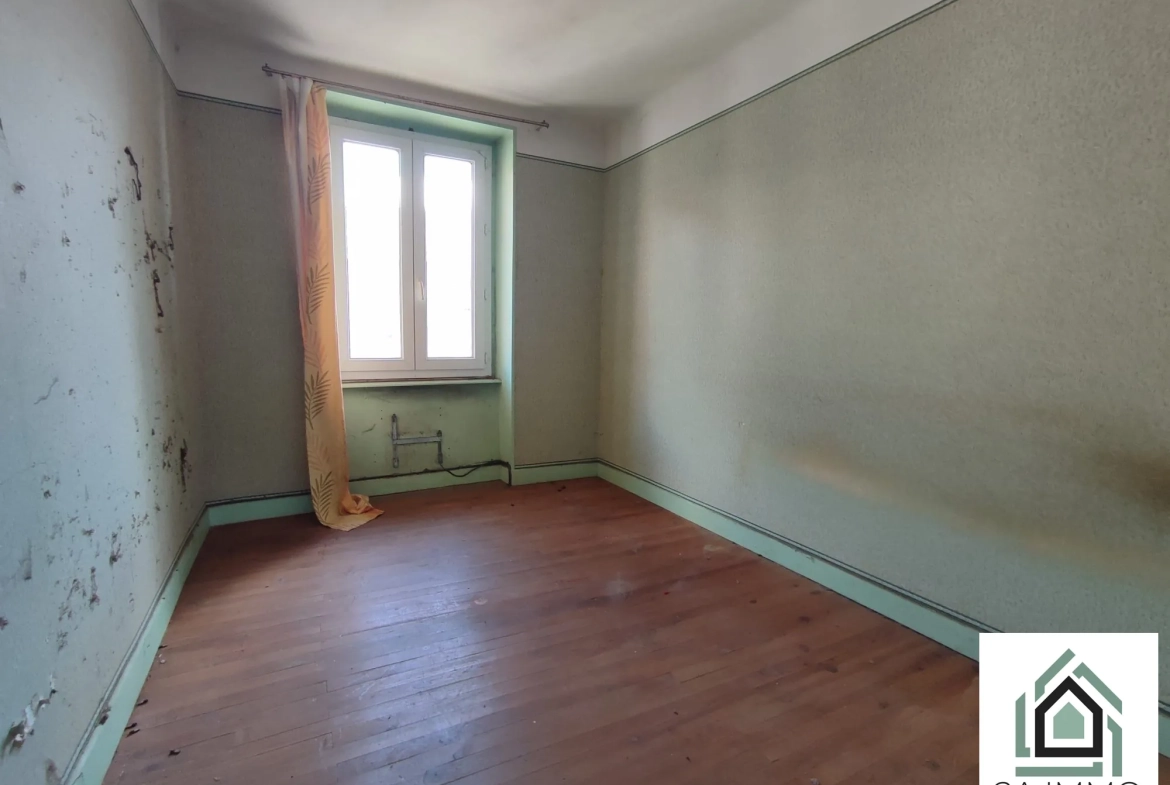 Grande maison à rénover avec dépendances à Chapdes-Beaufort 