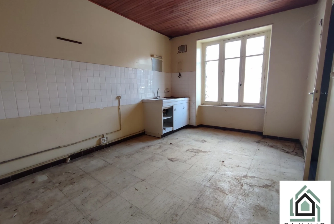 Grande maison à rénover avec dépendances à Chapdes-Beaufort 