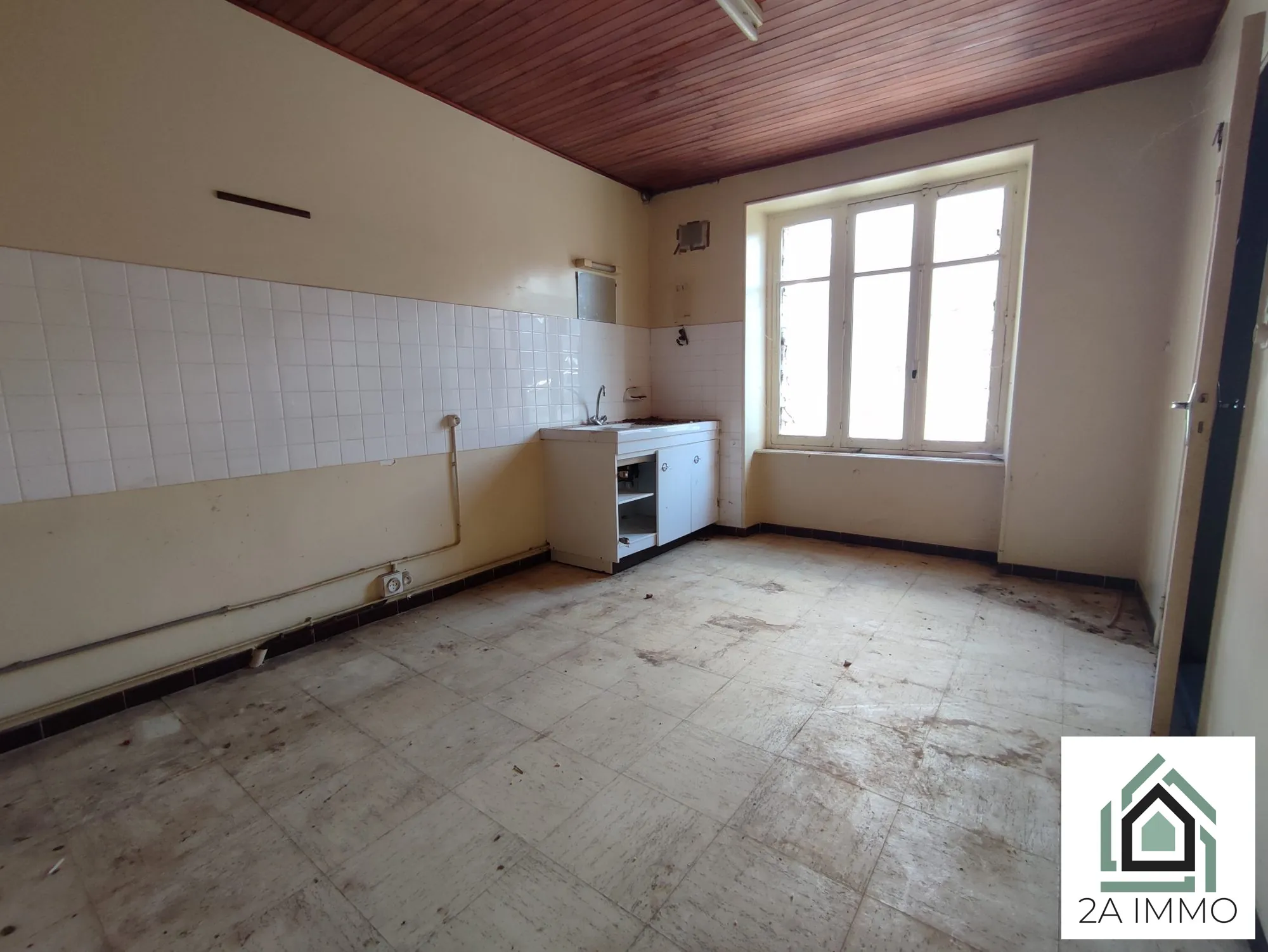 Grande maison à rénover avec dépendances à Chapdes-Beaufort 
