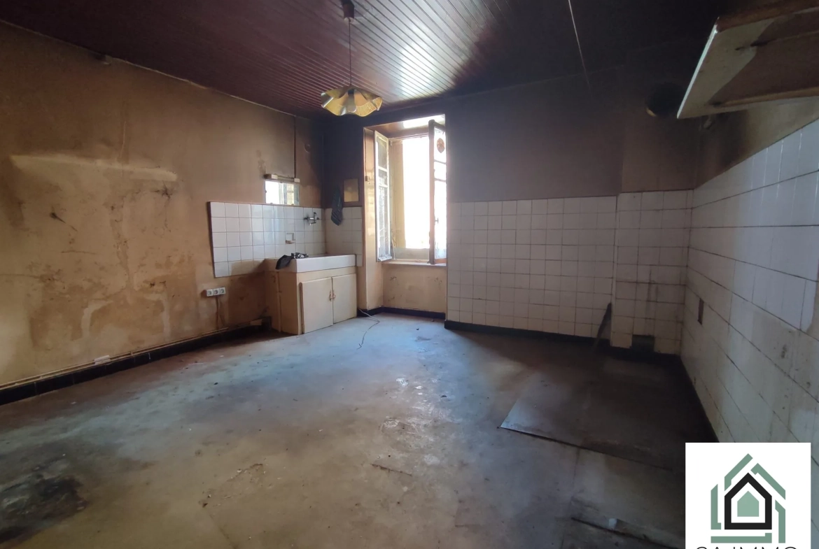 Grande maison à rénover avec dépendances à Chapdes-Beaufort 