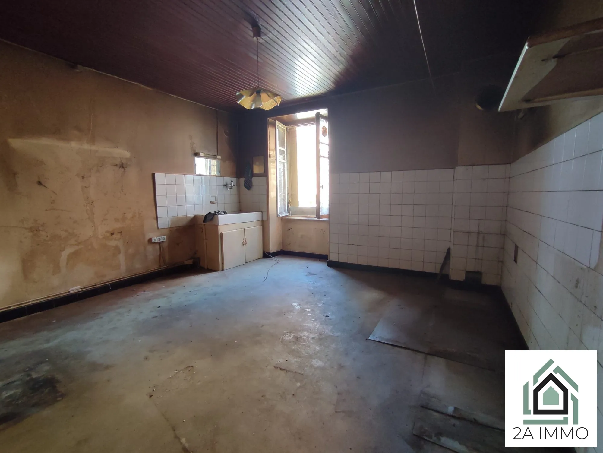 Grande maison à rénover avec dépendances à Chapdes-Beaufort 
