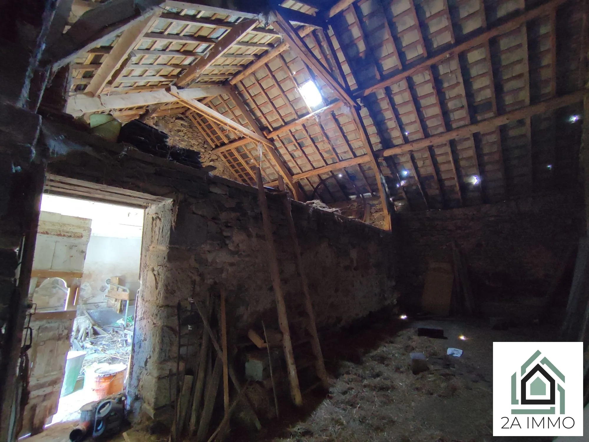 Grande maison à rénover avec dépendances à Chapdes-Beaufort 