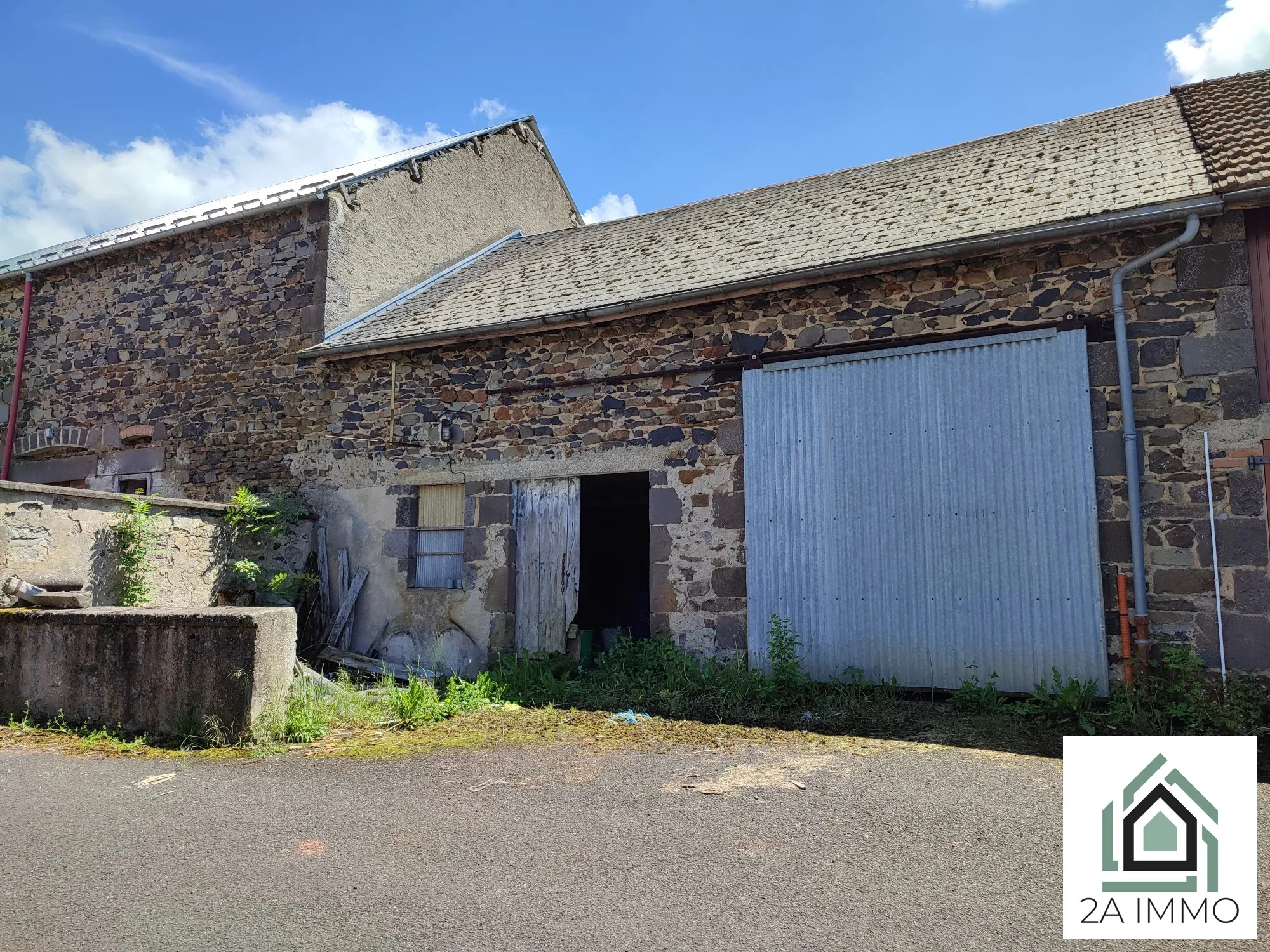 Grande maison à rénover avec dépendances à Chapdes-Beaufort 