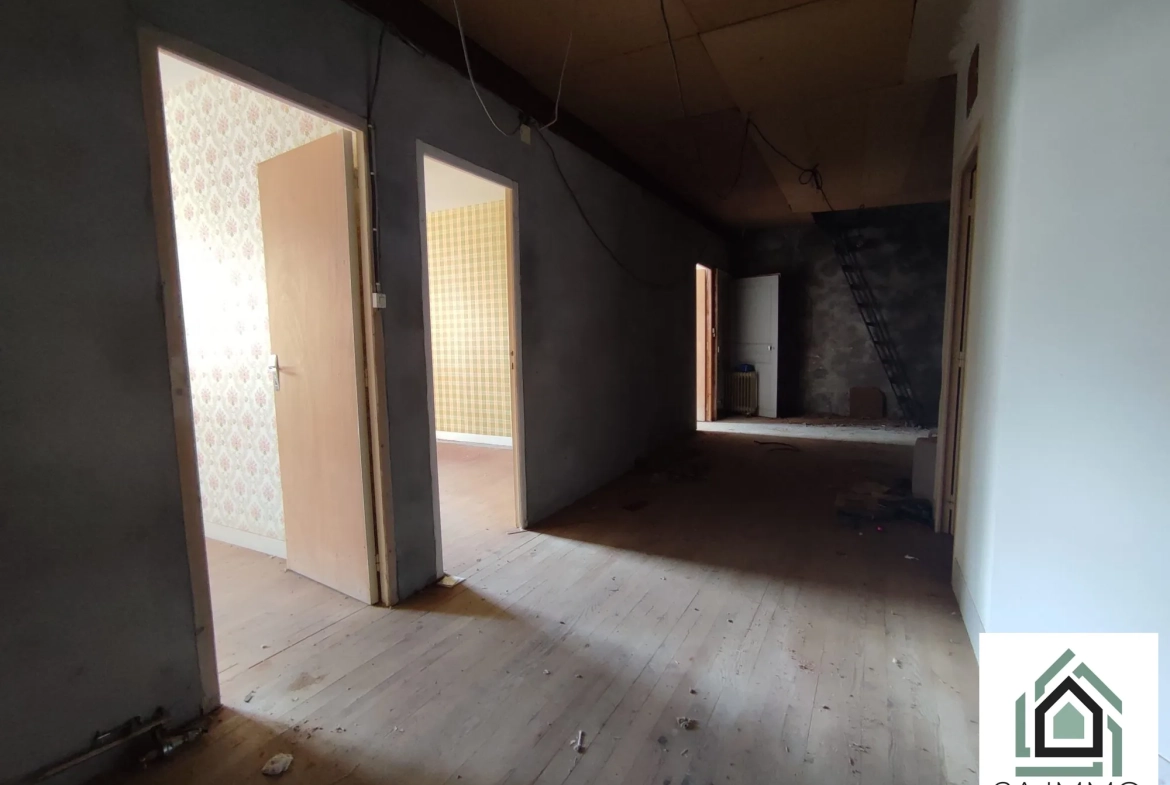 Grande maison à rénover avec dépendances à Chapdes-Beaufort 