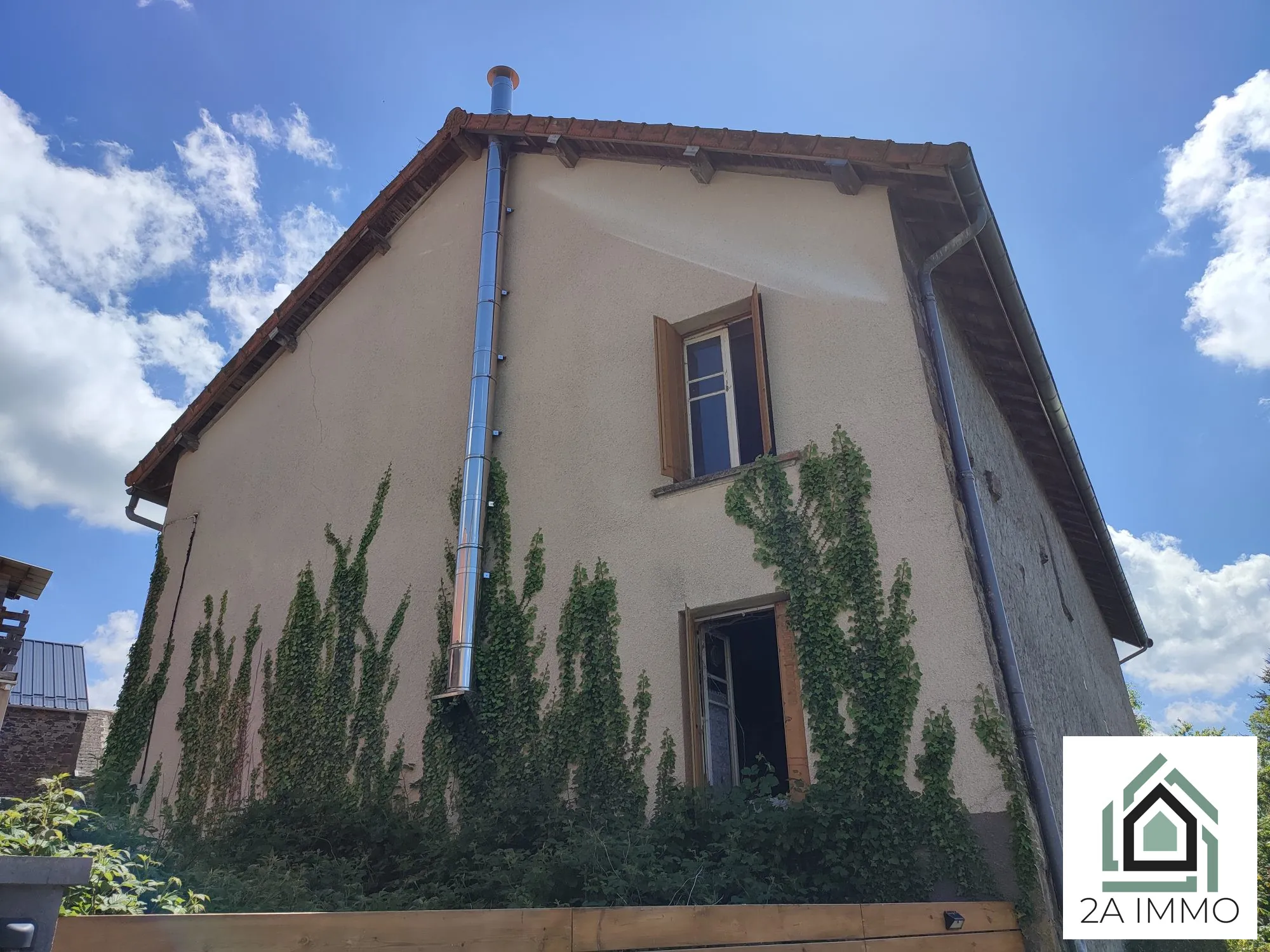 Grande maison à rénover avec dépendances à Chapdes-Beaufort 