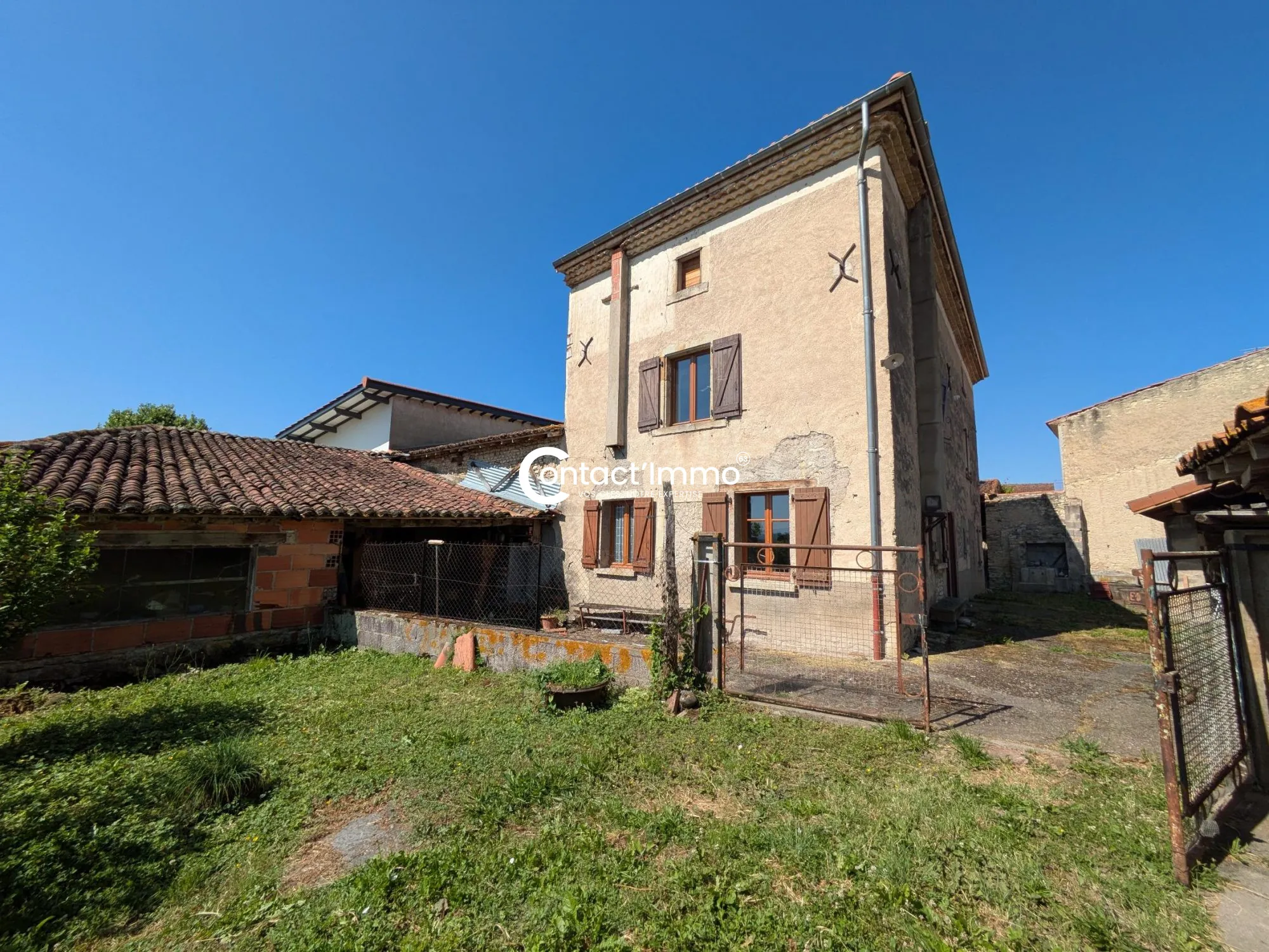 Maison à Moissat avec 4 chambres, grande parcelle et dépendances - Opportunité à saisir 