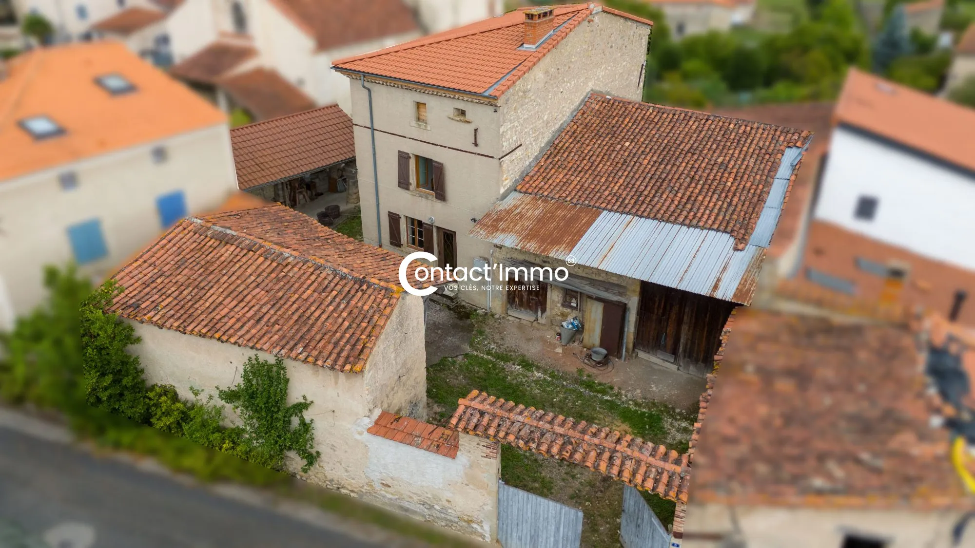 Maison à Moissat avec 4 chambres, grande parcelle et dépendances - Opportunité à saisir 