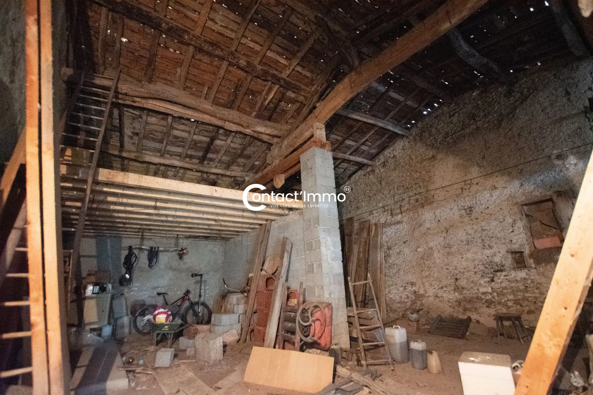 Maison à Moissat avec 4 chambres, grande parcelle et dépendances - Opportunité à saisir 
