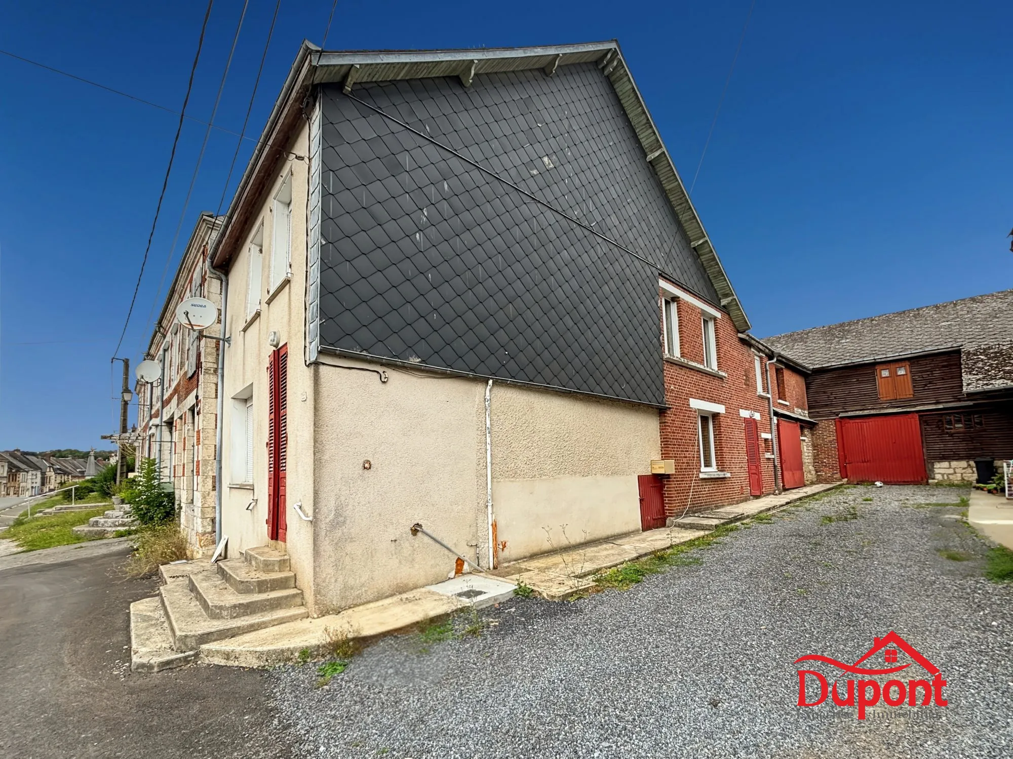 Maison à Rumigny avec dépendances et vue imprenable - Opportunité rare 