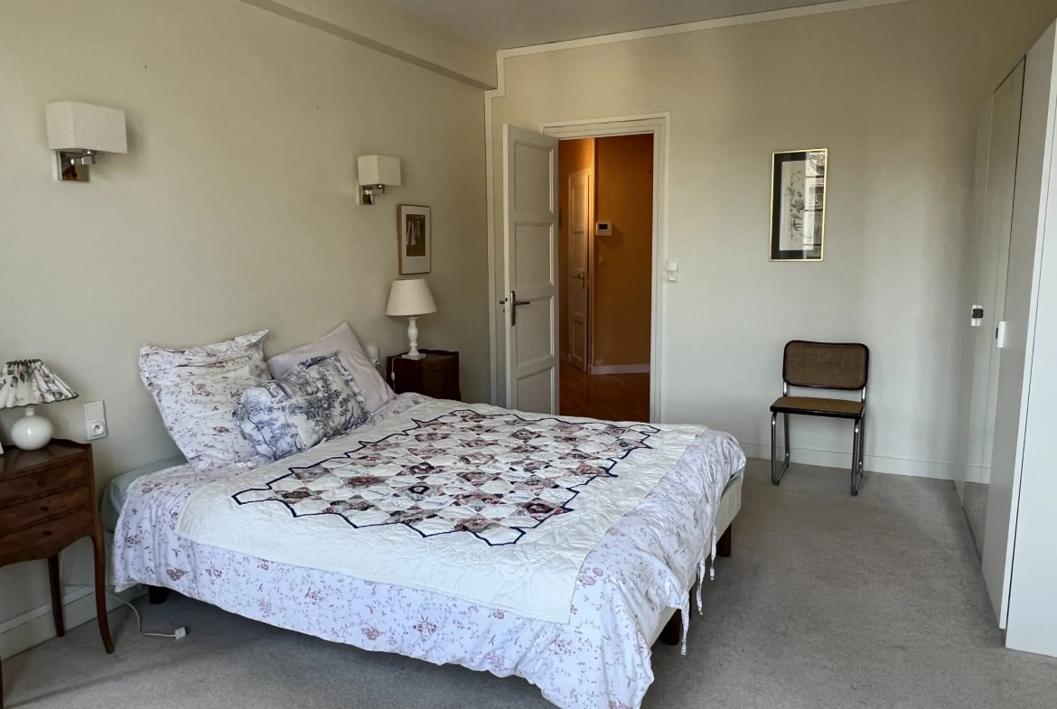 chambre 1  Grand Duplex à Putanges-le-Lac avec Jardin, Rivière et Garage de 142 m² 
