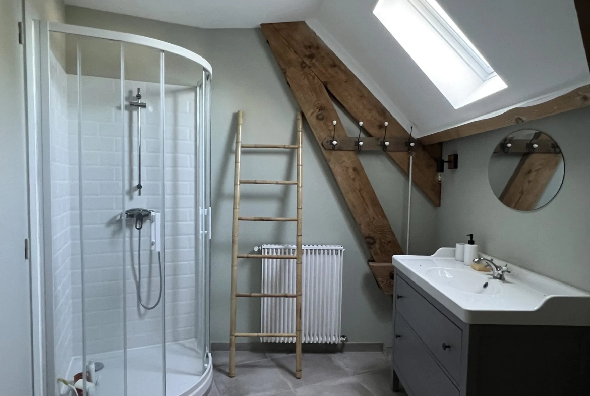 salle deau 2ème étage Grand Duplex à Putanges-le-Lac avec Jardin, Rivière et Garage de 142 m² 