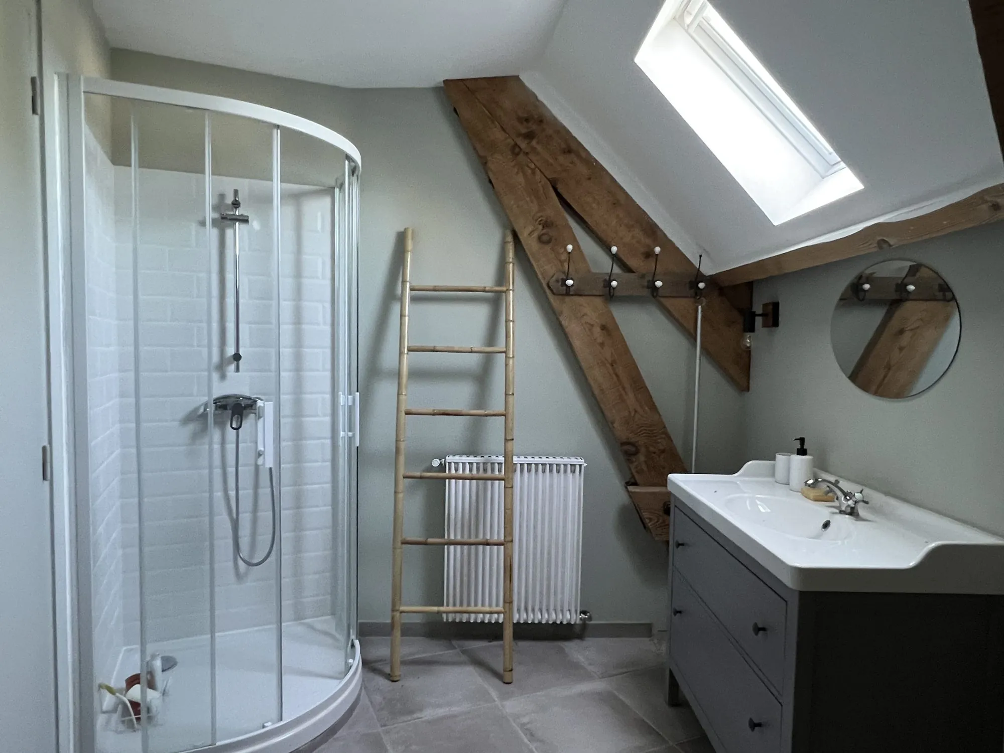 salle deau 2ème étage Grand Duplex à Putanges-le-Lac avec Jardin, Rivière et Garage de 142 m² 