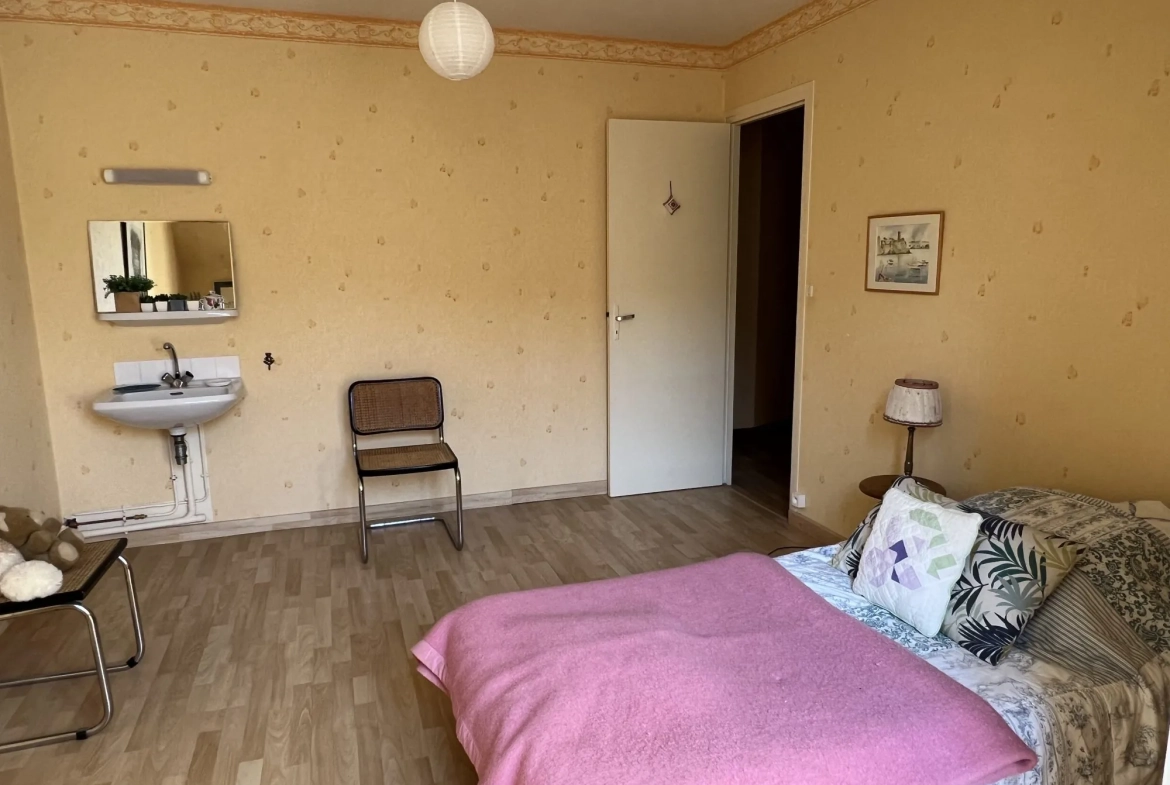 chambre 3 2ème étage Grand Duplex à Putanges-le-Lac avec Jardin, Rivière et Garage de 142 m² 