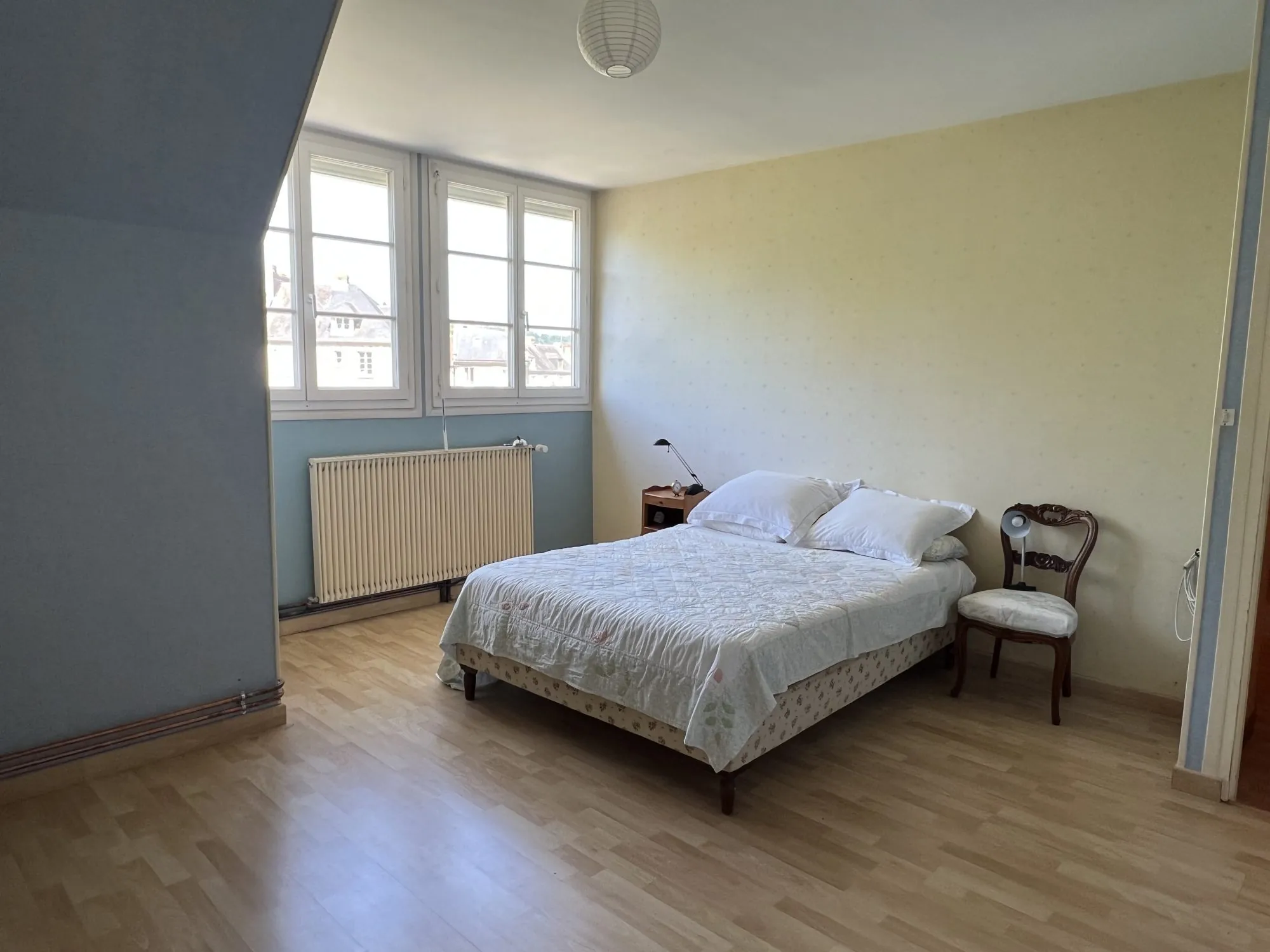 chambre 4 2ème étage Grand Duplex à Putanges-le-Lac avec Jardin, Rivière et Garage de 142 m² 