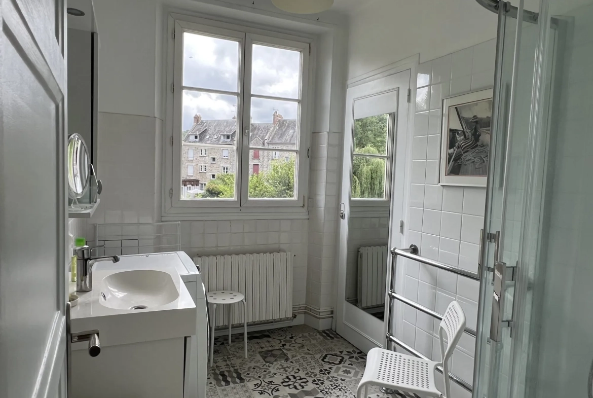 salle d'eau 1er étage Grand Duplex à Putanges-le-Lac avec Jardin, Rivière et Garage de 142 m² 