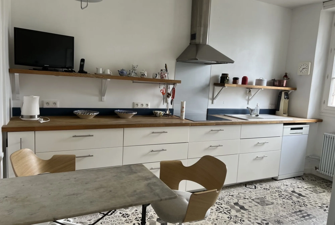 cuisine Grand Duplex à Putanges-le-Lac avec Jardin, Rivière et Garage de 142 m² 