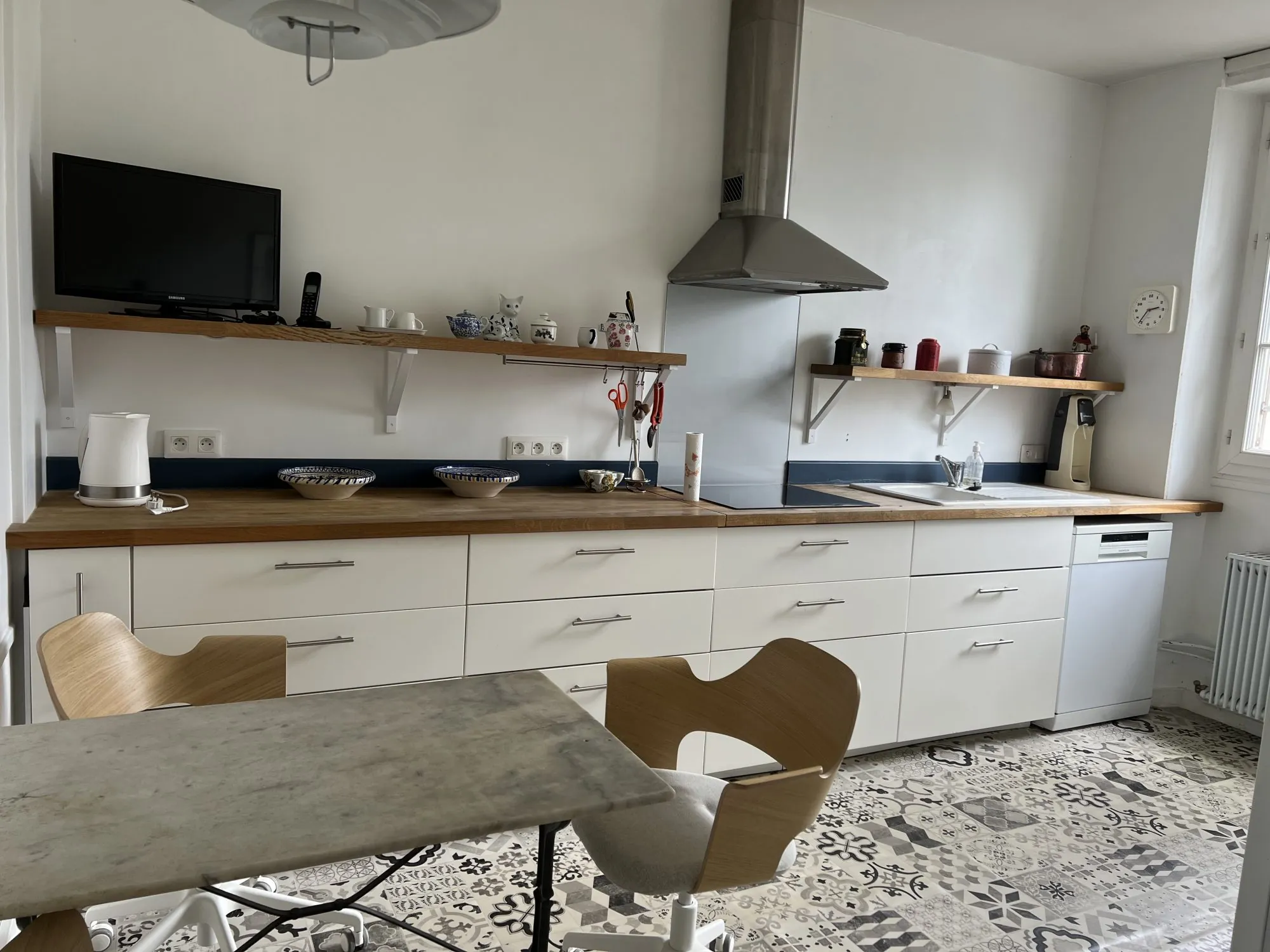 cuisine Grand Duplex à Putanges-le-Lac avec Jardin, Rivière et Garage de 142 m² 