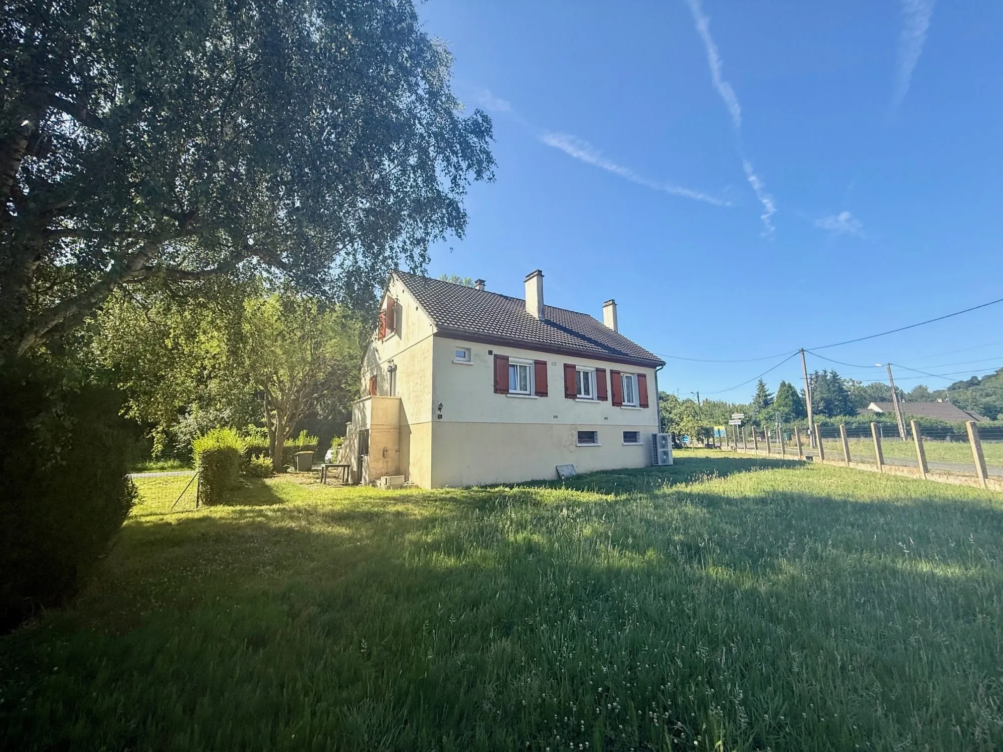 Maison individuelle lumineuse de 119 m² à Coucy-le-Château avec grand terrain 