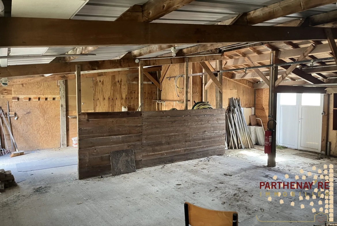 Maison de bourg avec 5 garages à Amailloux - Rénovation à prévoir 