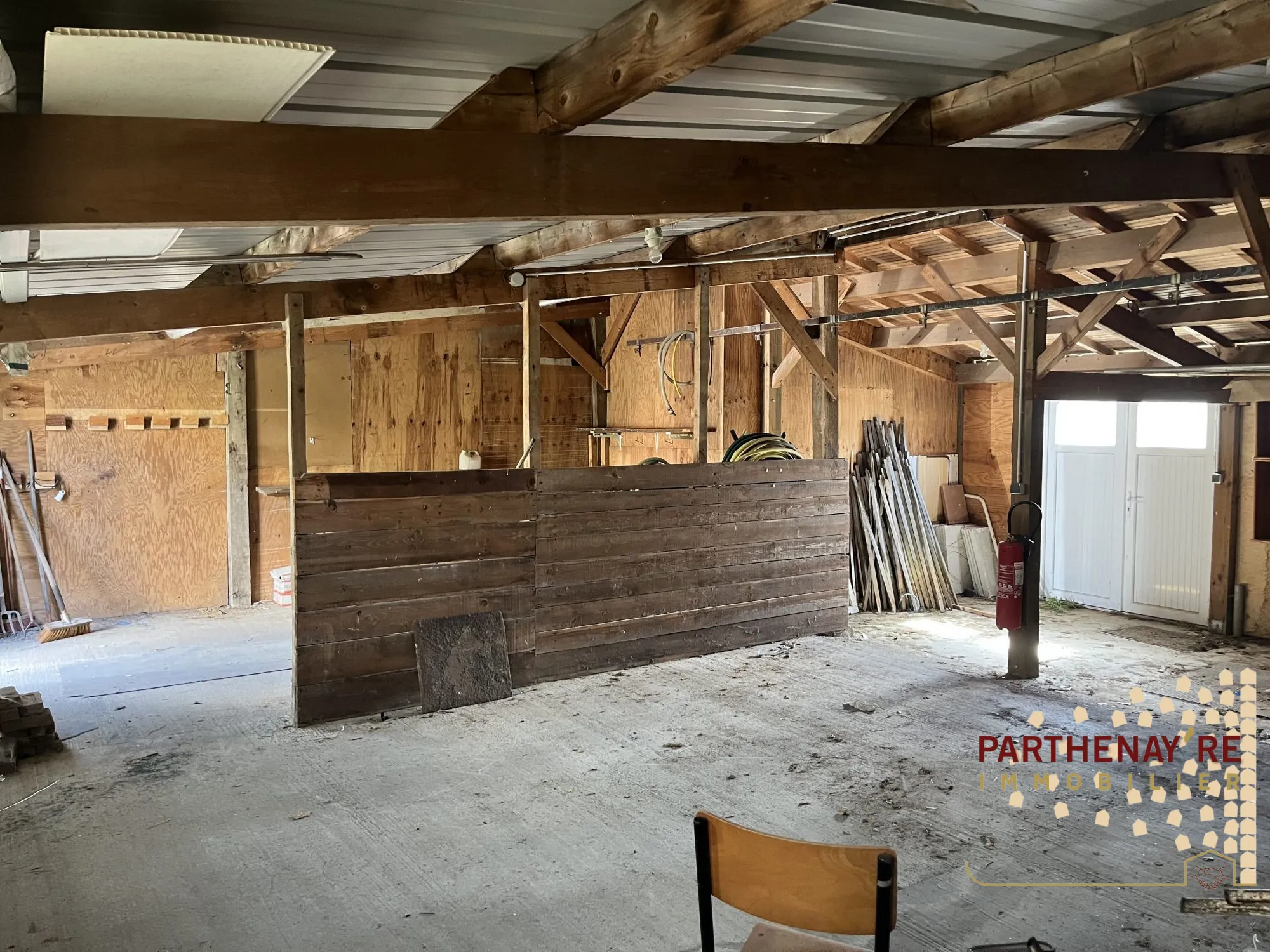 Maison de bourg avec 5 garages à Amailloux - Rénovation à prévoir 