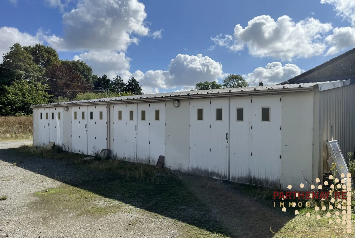 Maison de bourg avec 5 garages à Amailloux - Rénovation à prévoir 