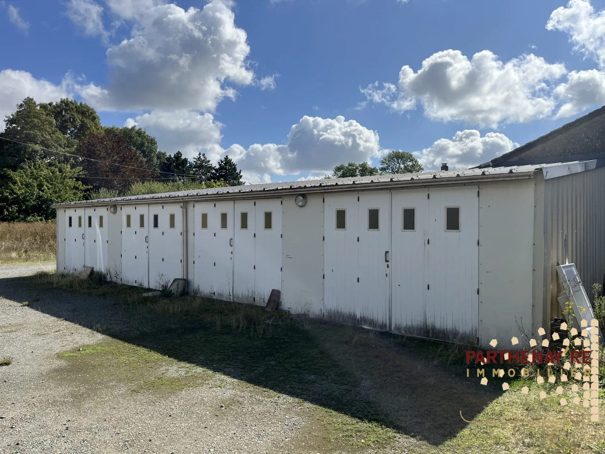 Maison de bourg avec 5 garages à Amailloux - Rénovation à prévoir 