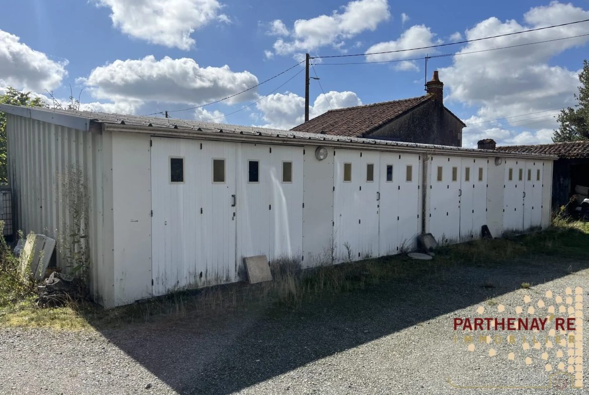 Maison de bourg avec 5 garages à Amailloux - Rénovation à prévoir 