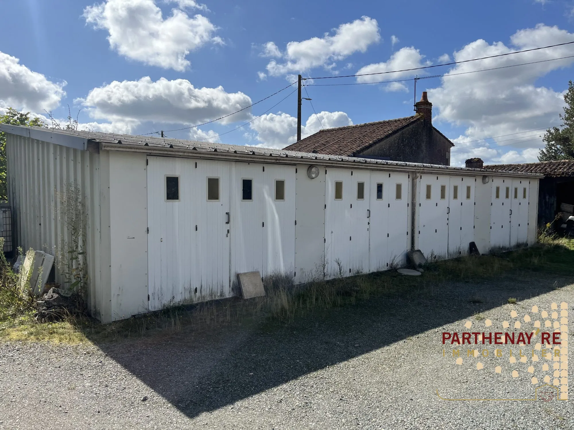 Maison de bourg avec 5 garages à Amailloux - Rénovation à prévoir 
